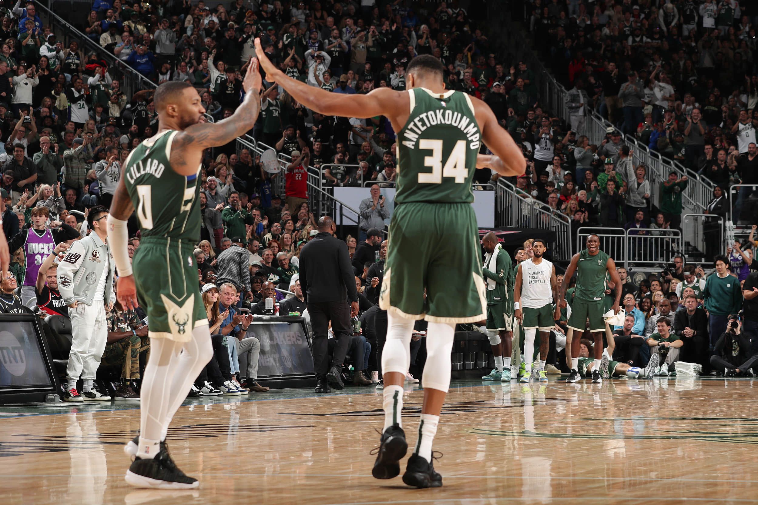 包含湖人遭遇连败，雄鹿再度夺冠赛季的词条