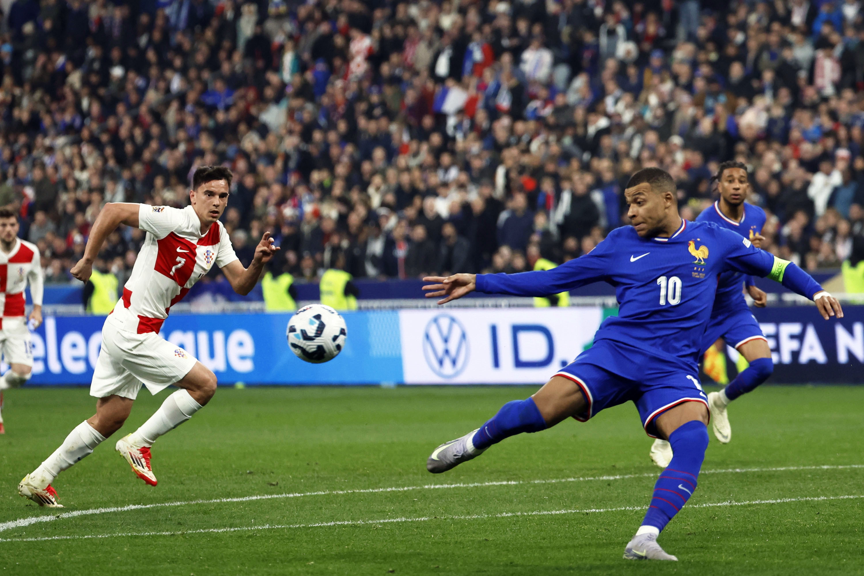 包含欧洲国家队备战欧预赛，战术严谨的词条