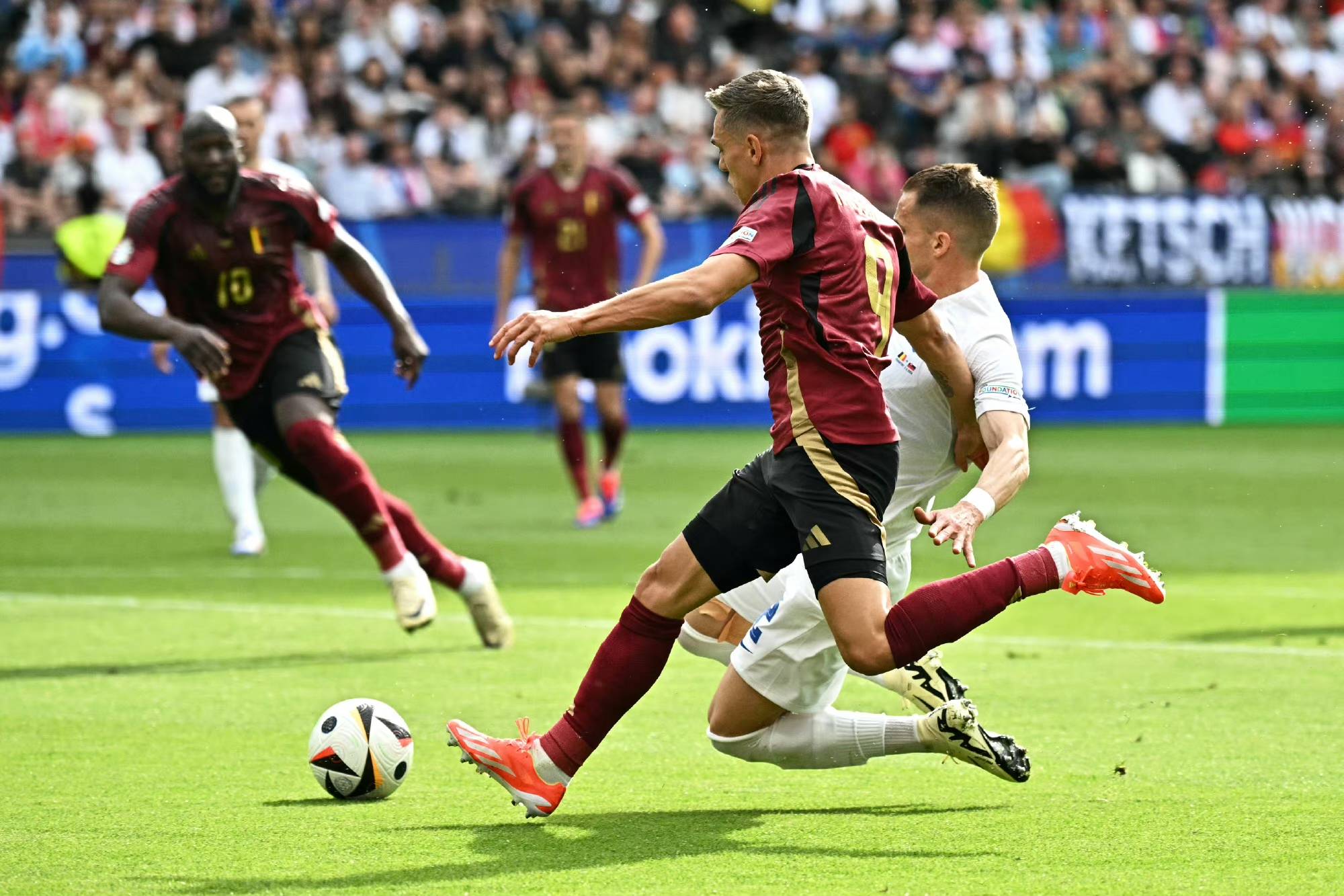 包含欧洲杯预选赛大幕开启，球队展现实力的词条