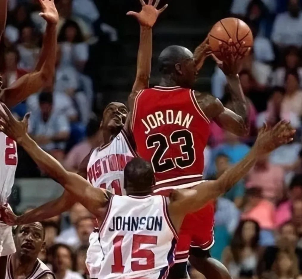 公牛队全队进攻火爆,取得胜利 公牛队全队进攻火爆,取得胜利