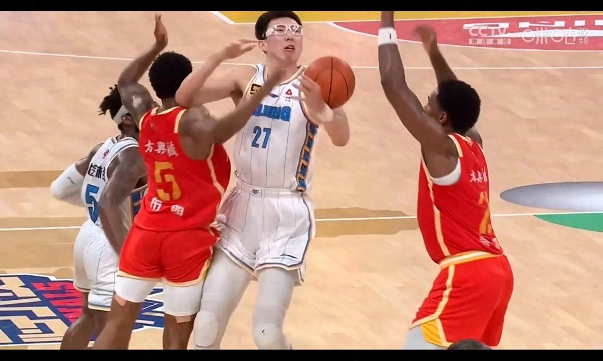 球员罚球瞬间引发观众热烈欢呼