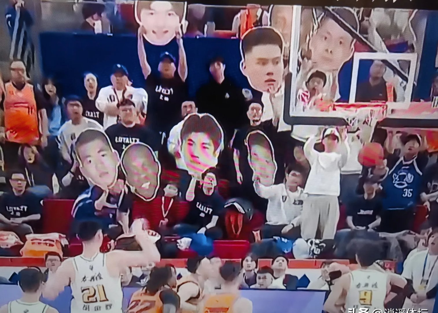 球员罚球瞬间引发观众热烈欢呼