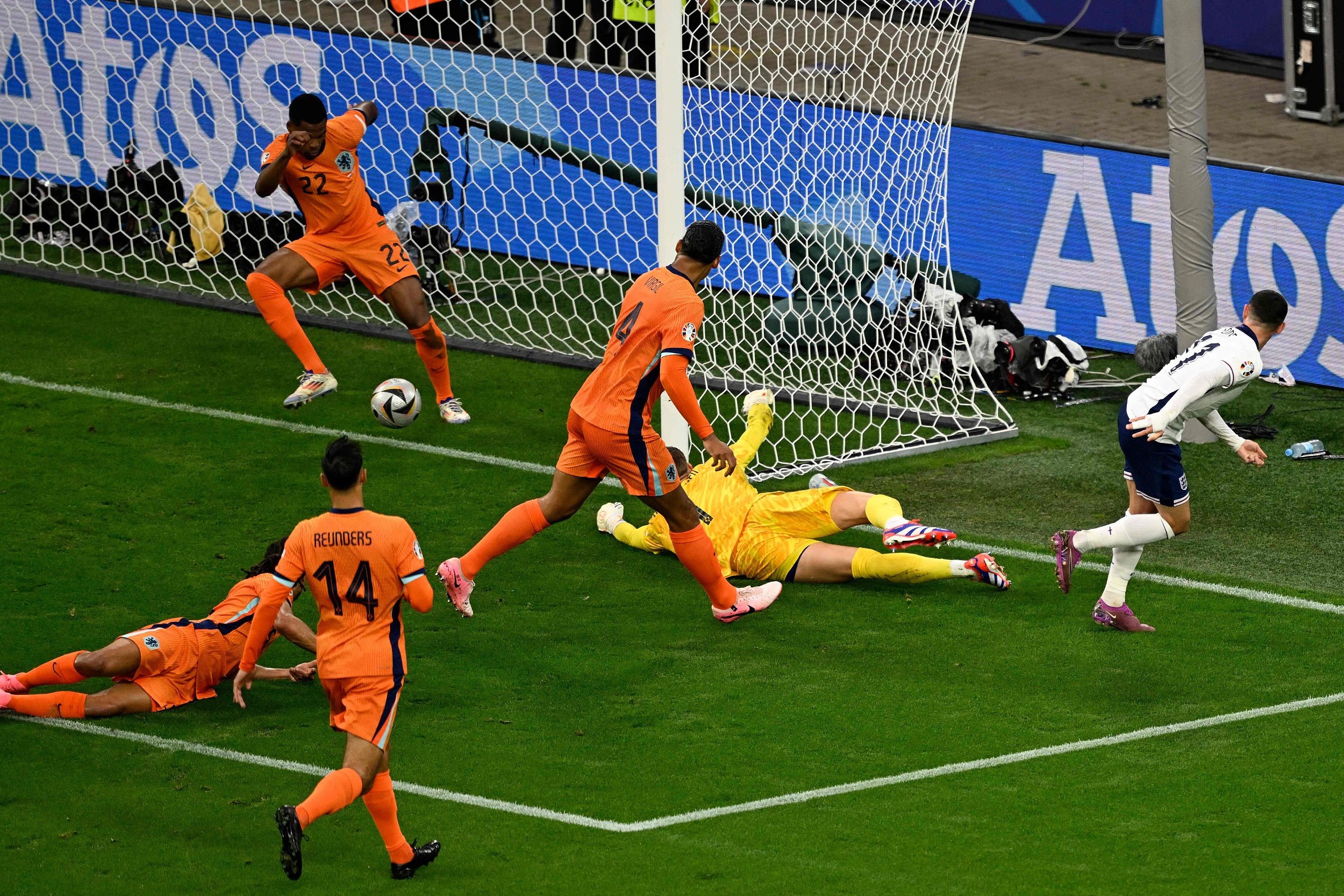 英格兰队完胜对手，赢得晋级资格