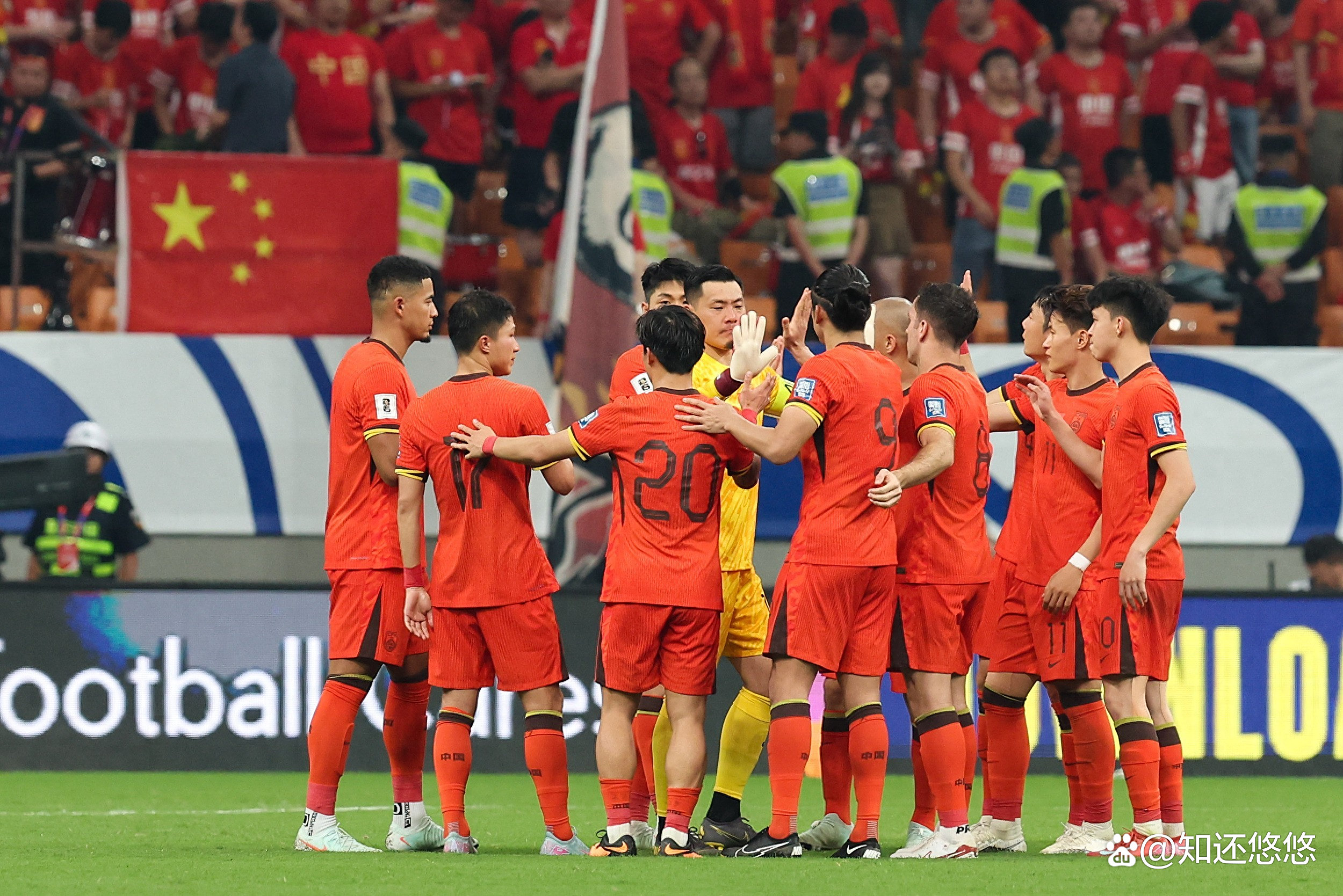 国内足球职业联赛火爆开赛,球迷情绪高涨 国内足球职业联赛火爆开赛,球迷情绪高涨