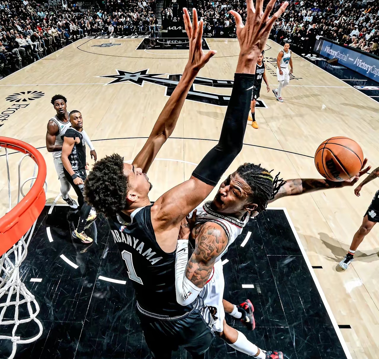 马刺客场惊险击败雄鹿 马刺客场惊险击败雄鹿